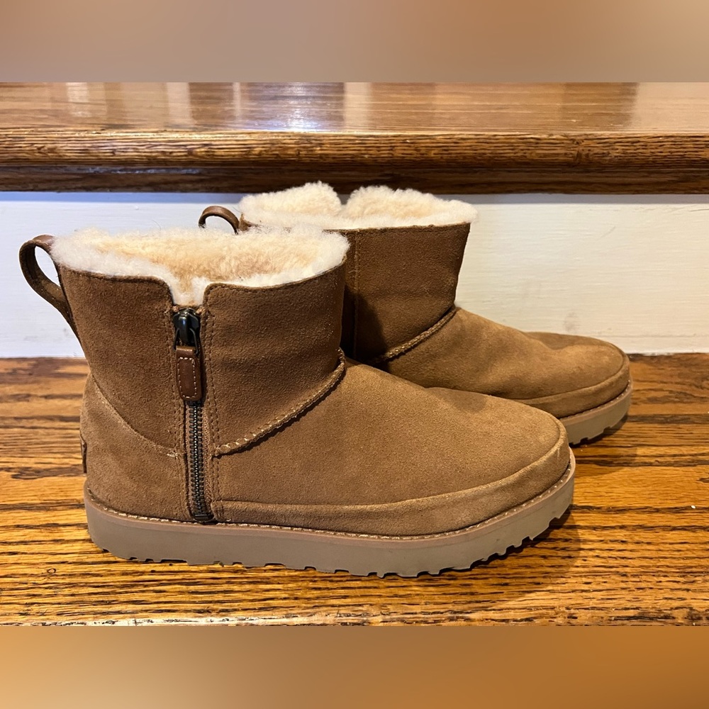 UGG Classic Zip Mini Chestnut /Cream Plush Lined Boots Size 8